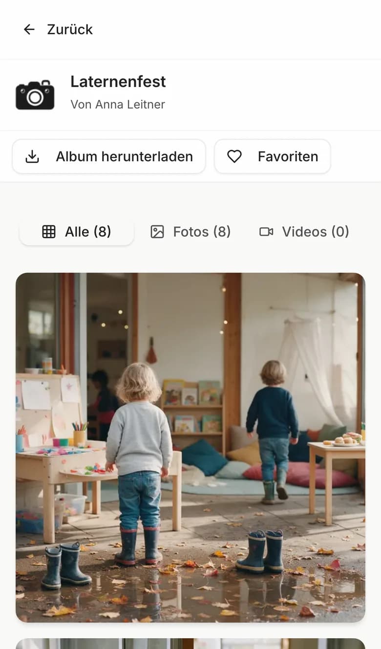 Eltern-Ansicht auf dem Handy: Album Laternenfest mit Download und Favoriten